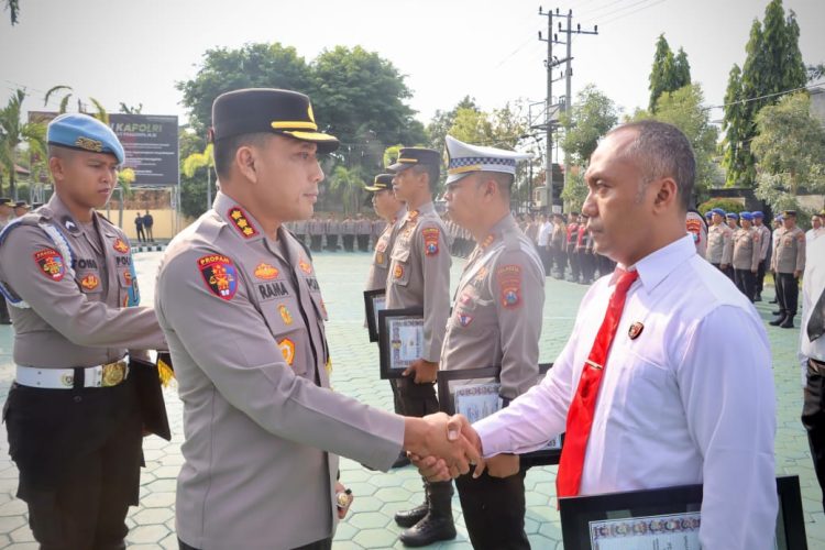 Kapolresta Banyuwangi Berikan Reward Anggota Berprestasi dan Pastikan Netralitas dalam Pilkada Serentak 2024