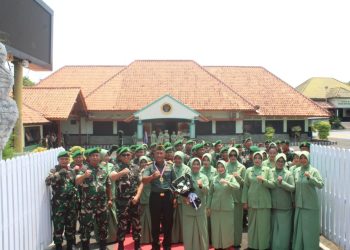 Tangis Haru Pecah, Saat Tradisi Pedang Pora Pelepasan Purna Tugas Anggota Makodim 0825/Banyuwangi
