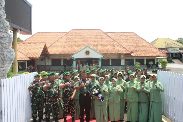 Tangis Haru Pecah, Saat Tradisi Pedang Pora Pelepasan Purna Tugas Anggota Makodim 0825/Banyuwangi