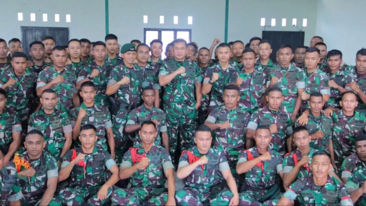 KASAD Jenderal TNI Maruli Simanjuntak Motivasi Prajurit Yonif 754 Kostrad dalam Kunjungan Kerja ke Papua