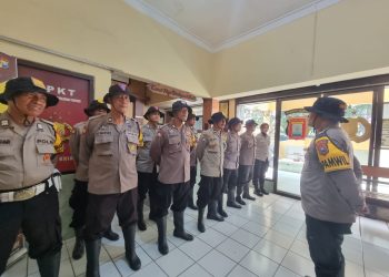 Kapolsek Krian Berikan Sepatu Boot dan Topi Rimba untuk Bhabinkamtibmas Demi Tingkatkan Kenyamanan Bertugas
