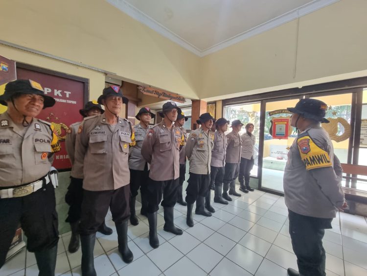 Kapolsek Krian Berikan Sepatu Boot dan Topi Rimba untuk Bhabinkamtibmas Demi Tingkatkan Kenyamanan Bertugas