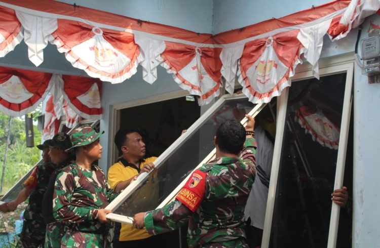 Kodim 0832 Surabaya Selatan Bersihkan Mushola Universitas Merdeka Surabaya: Tingkatkan Kepedulian dan Silaturahmi