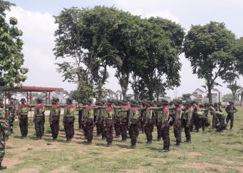 Sertu Joko Priyanto Latih Kedisiplinan Siswa SMK Binawiyata Lewat Pelatihan Baris-Berbaris
