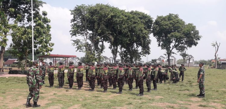 Sertu Joko Priyanto Latih Kedisiplinan Siswa SMK Binawiyata Lewat Pelatihan Baris-Berbaris