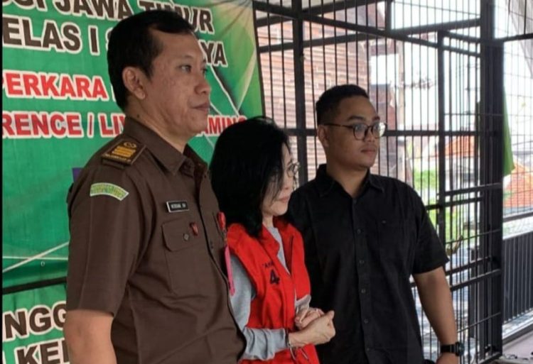 Kejati Jatim Pindahkan Tersangka Suap Meirizka Widjaja Ibunda dari Ronald Tannur ke Kejagung