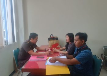 Kasus Perampokan Taksi Online di Surabaya Memasuki Tahap Penyerahan Tersangka dan Barang Bukti