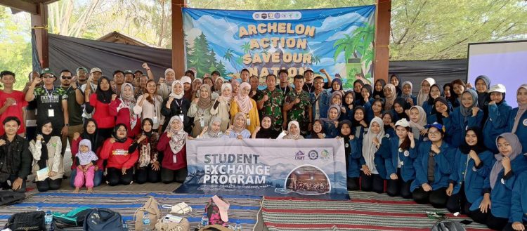 Kasdim 0825 Banyuwangi Bersama Masyarakat Tanam Cemara dan Bersihkan Pantai Pulau Santen