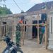 Babinsa Hadir, Bantu Renovasi Rumah Warga