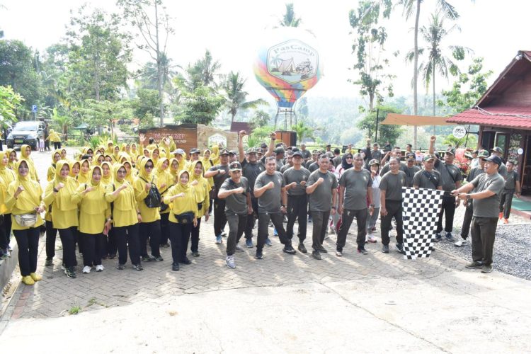 Jaga Kebugaran, Anggota Kodim 0825/Banyuwangi dan Persit Laksanakan Senam dan Jalan Sehat Bersama
