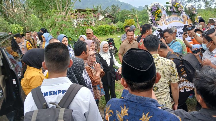 Menteri PPPA Kunjungi Keluarga Korban Kekerasan Seksual di Banyuwangi, Tekankan Komitmen Usut Tuntas Kasus