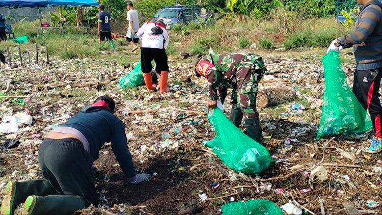 Babinsa Koramil 0825/17 Muncar Bersama Yayasan Sungai Watch Gelar Aksi Big Clean Up di Pantai Tratas Kedungringin, Muncar