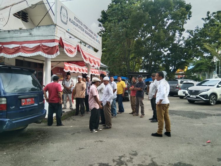 Rombongan Tokoh Masyarakat Aliansi Peduli Madina Datangi Kantor KPU