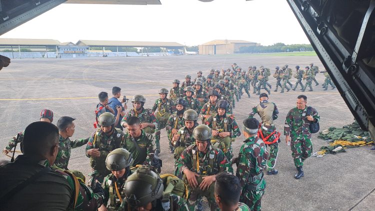 Danlanud Sultan Hasanuddin Bersama Pangdivif 3 Kostrad Tinjau Latihan Terjun Taktis Siswa Paradasar Brigif Para Raider 3/Tri Budi Sakti