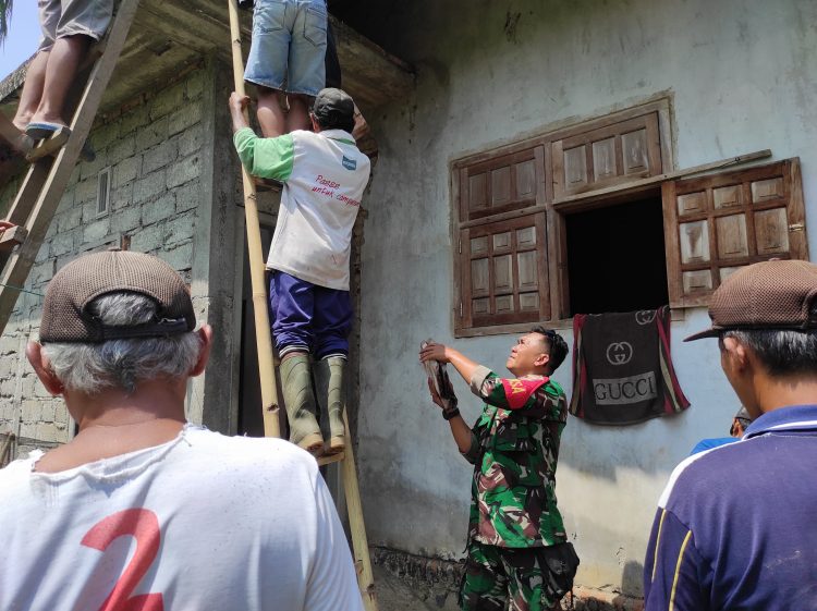 Solidaritas Warga Kebonrejo: Babinsa Koramil 0825/05 dan Warga Bersama Perbaiki Rumah Korban Pohon Tumbang