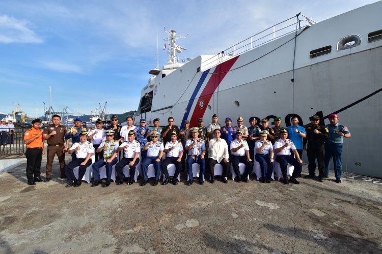 Bakamla RI Sambut Kapal PCG BRP Gabriela di Dermaga Bitung