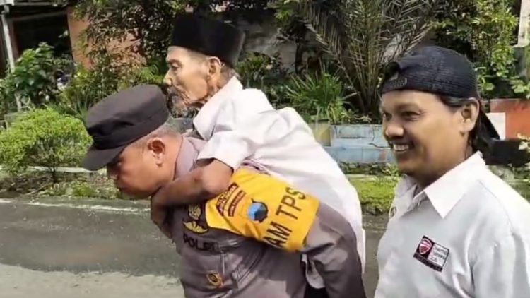 Polisi Humanis, Bhabinkamtibmas Gendong Lansia ke TPS di Bukateja