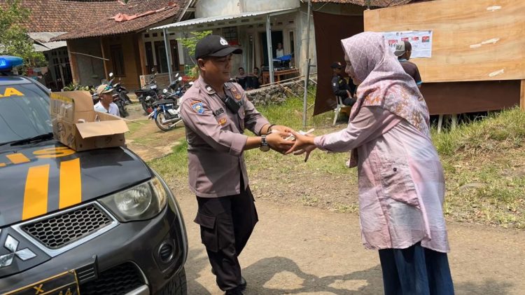 Polsek Licin Polresta Banyuwangi Bagikan Makanan Gratis kepada Pemilih Pilkada Serentak 2024 di TPS Bentuk Apresiasi Atas Partispasi Masyarakat