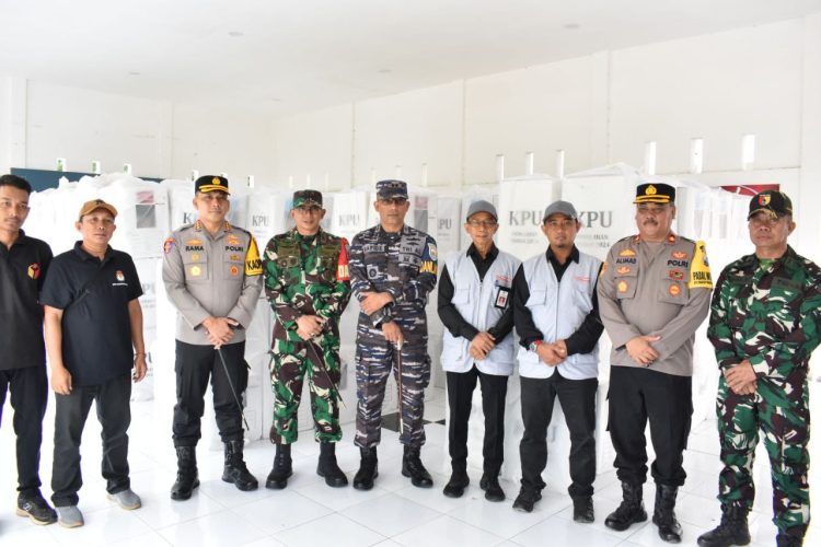 Dandim 0825/Banyuwangi dan Forkopimda Pantau Distribusi Logistik Pilkada di Kecamatan Muncar