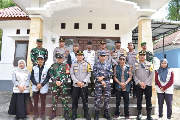 Dandim 0825/Banyuwangi dan Forkopimda Pantau Distribusi Logistik Pilkada di Kecamatan Tegalsari 