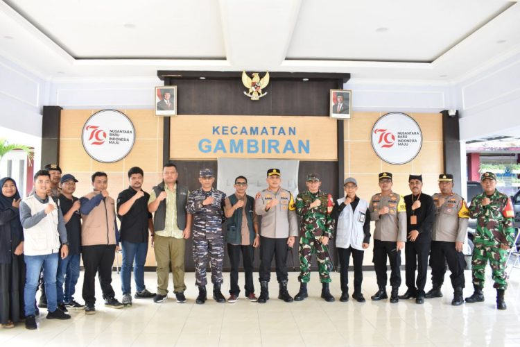 Dandim 0825/Banyuwangi dan Forkopimda Pantau Distribusi Logistik Pilkada di Kecamatan Gambiran 