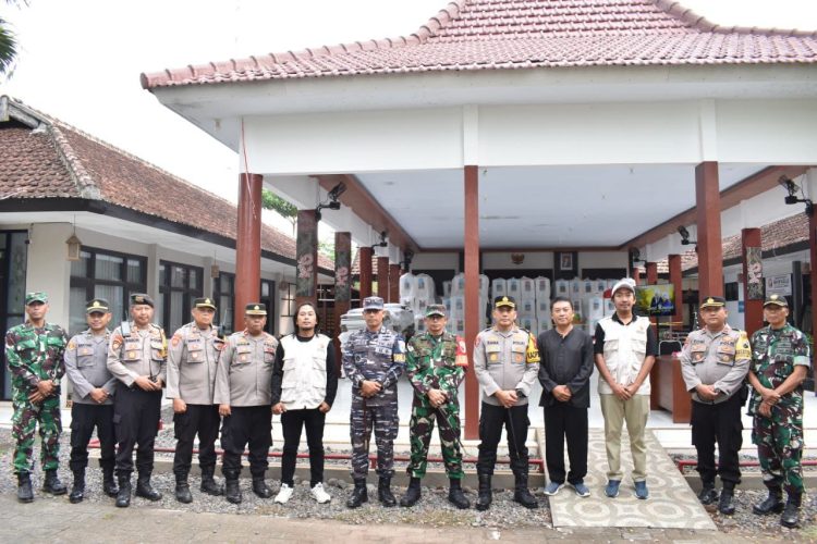 Dandim 0825/Banyuwangi dan Forkopimda Pantau Distribusi Logistik Pilkada di Kecamatan Sempu