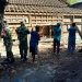 Babinsa dan Masyarakat Sragen Gotong Royong Membangun Rumah Warga