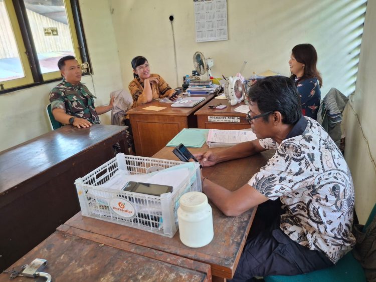 Babinsa Serda Tito Aktif Jalin Hubungan Harmonis dengan Warga Pasar Harjodaksino