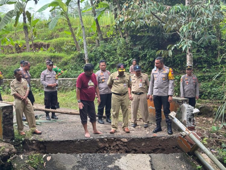 Kapolres Purbalingga Cek Lokasi Bencana dan Salurkan Bantuan Sosial