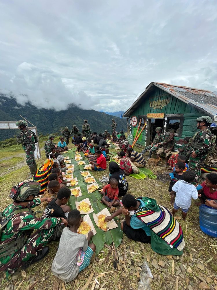 Satgas Yonif 715/Mtl Laksanakan Gotong Royong dan Makan Bersama Masyarakat Puncak Jaya