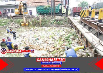 Pemkab Sidoarjo Rutin Normalisasi Sungai Kanal Porong, DLHK dan Satgas Turun Tangan