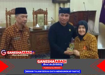 Dua Anggota DPRD Banyuwangi Terima Penghargaan dari DHC BPK 45