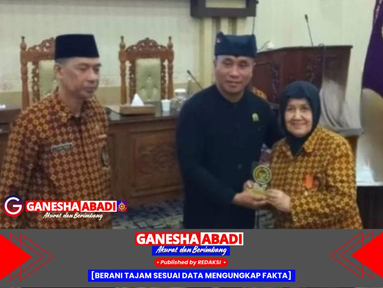 Dua Anggota DPRD Banyuwangi Terima Penghargaan dari DHC BPK 45