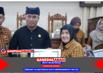 Ketua DPRD dan Ketua BK DPRD Banyuwangi Terima Penghargaan DHC BPK 45