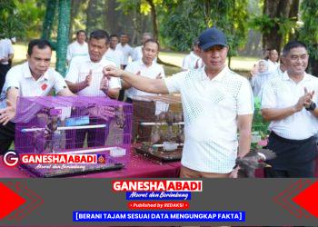 Panglima TNI Bagikan 600 Paket Sembako dan Lepas 500 Ekor Burung di Mabes TNI