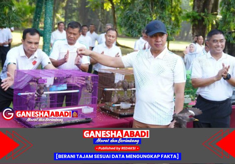 Panglima TNI Bagikan 600 Paket Sembako dan Lepas 500 Ekor Burung di Mabes TNI