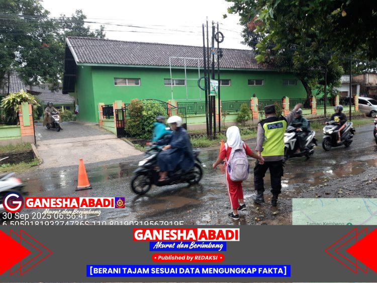 Di Bawah Rintik Hujan, Personel Polres Jepara Laksanakan Pengaturan Arus Lalu Lintas