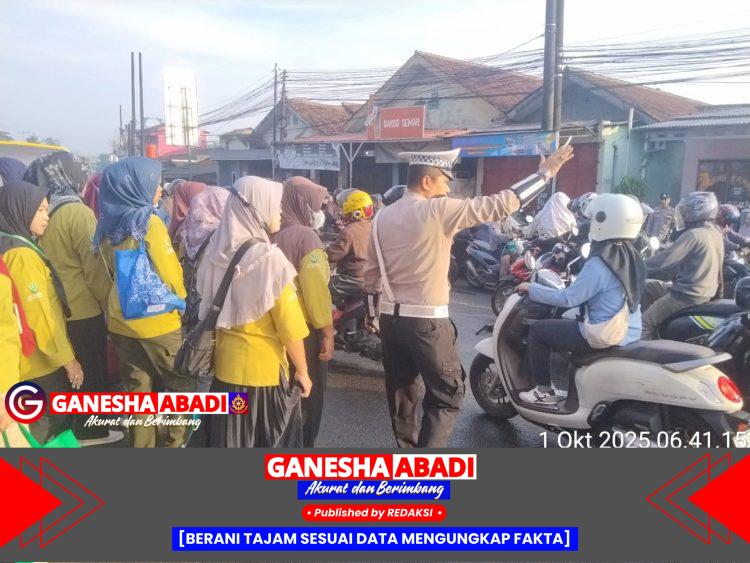 Kanit Lantas Polsek Cikupa Pantau PECAK di Jalan Raya Serang