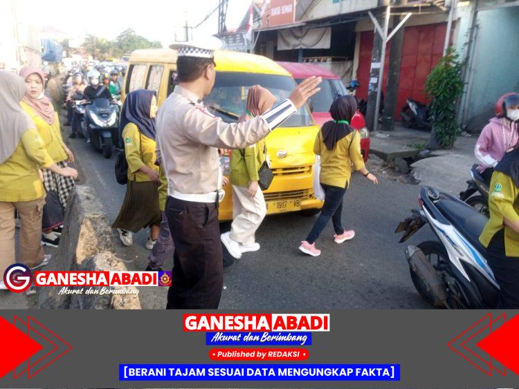 Aipda Asep Kusheri Sigap Atur Lalu Lintas di Pertigaan Columbus PT. Cingluh