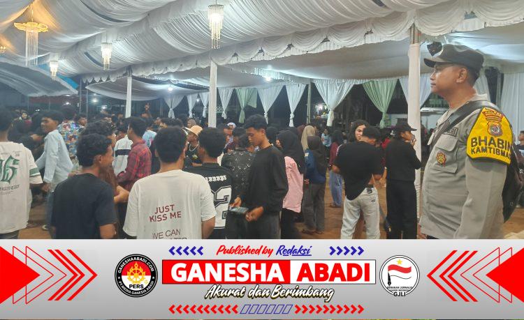 Bhabinkamtibmas polsek KOMODO Laksanakan giat malam Membantu masyarakat.