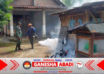 Babinsa Simo Dan Puskesmas Lakukan Fogging Cegah DBD di Desa Wates