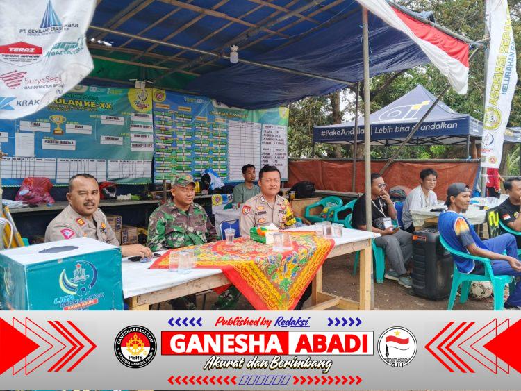 Bhabinkamtibmas Polsek Pulomerak Amankan Pertandingan Persahabatan Sepak Bola Liga Pekaulan Rawaarum