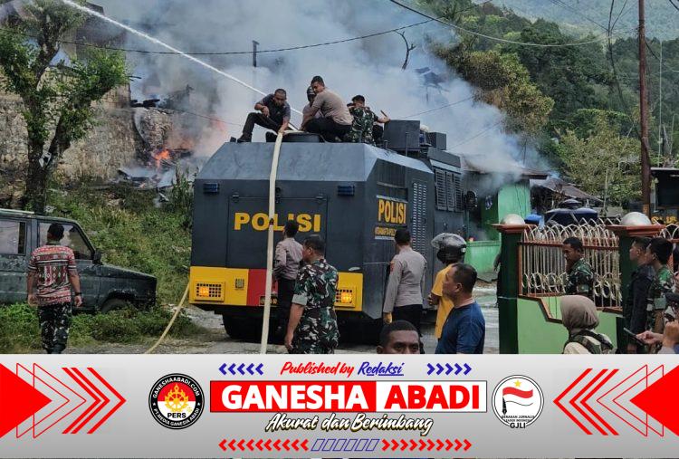 Personel Polri dan TNI Bahu Membahu Padamkan Api di Kompleks Kodam Lama Jayapura