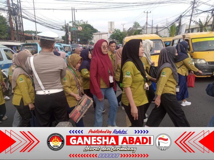 Personel Lantas Polsek Cikupa Laksanakan Pengaturan Lalu Lintas Sore Hari di Pertigaan Columbus PT. Cingluh