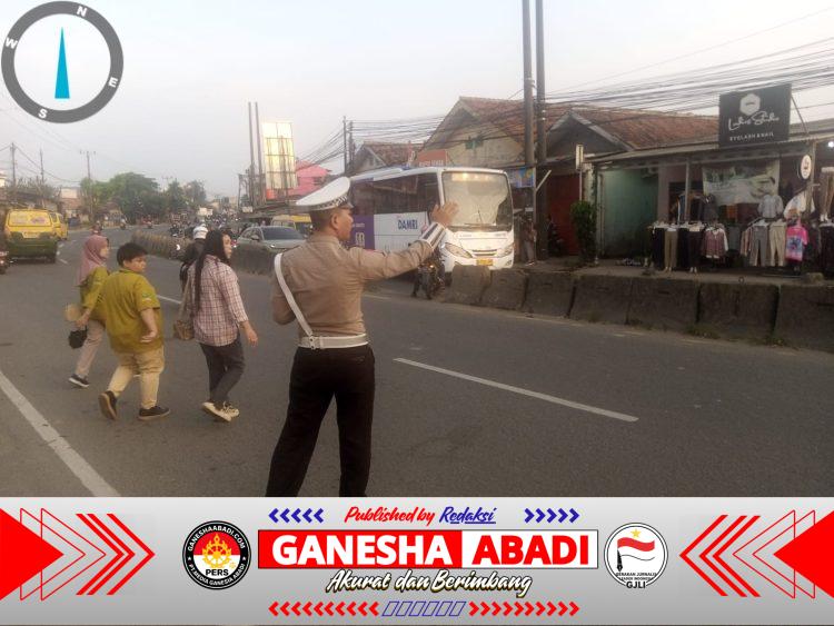 Polsek Cikupa Polresta Tangerang Gelar Pengaturan Lalu Lintas Pagi Hari di Jalan Raya Serang