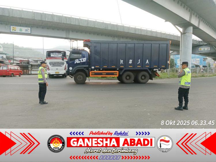 Personel Polsek KSKP Merak Polres Cilegon Laksanakan Pengaturan Kendaraan di Pelabuhan Merak