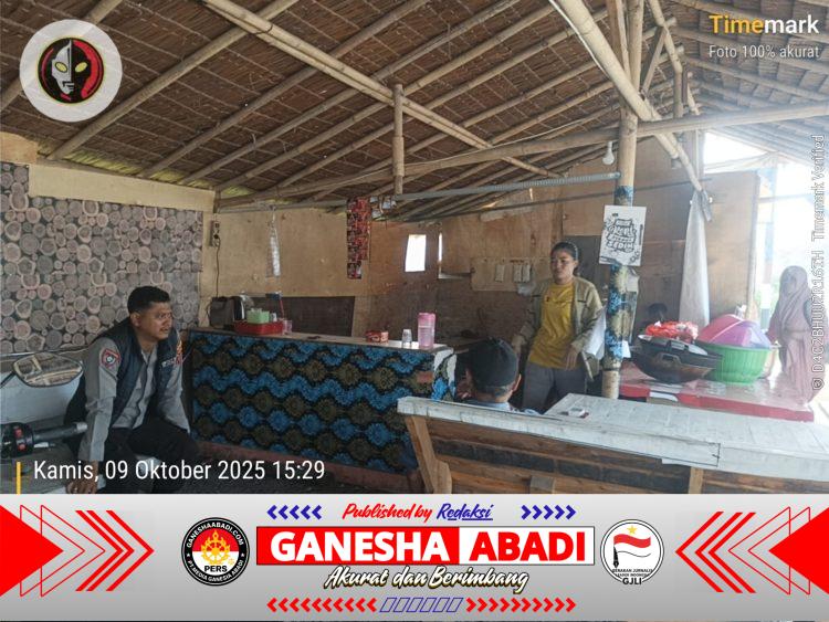 Bhabinkamtibmas Polsek Ciwandan Sambang Warga di Warung Kopi, Tingkatkan Kedekatan dengan Masyarakat