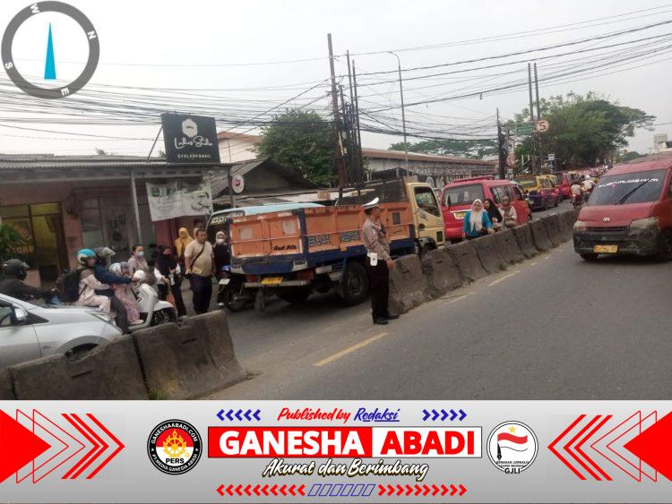 Kanit Lantas IPTU Udi Muhdi Turun Langsung Pantau PECAK Sore Hari di Pertigaan Columbus PT Cingluh