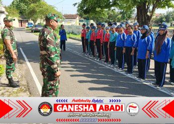 Tanamkan Kedisiplinan, Babinsa Koramil 03/Serengan Latih PBB Siswa SMPN 22 Surakarta