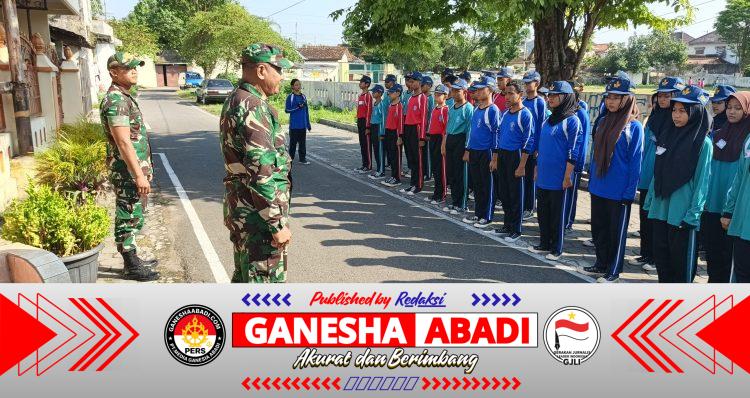 Tanamkan Kedisiplinan, Babinsa Koramil 03/Serengan Latih PBB Siswa SMPN 22 Surakarta